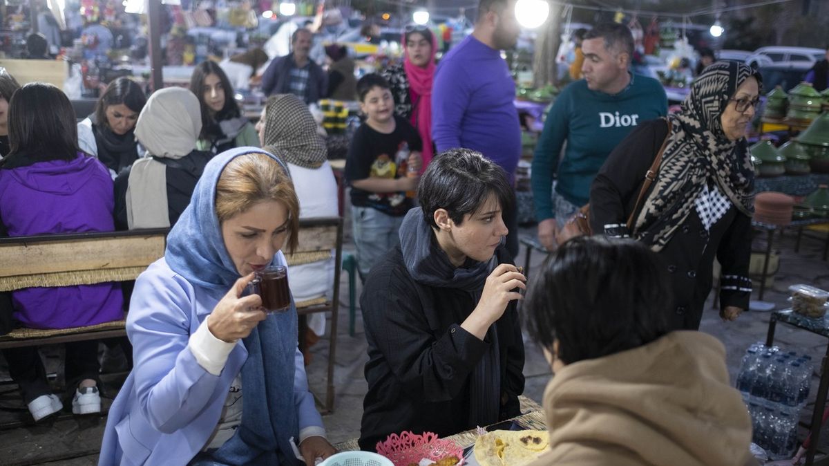 V Íránu instalují kamery, které mají identifikovat odhalené ženy